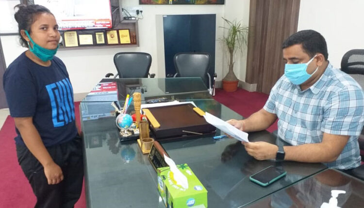 DC Bokaro meets international football player Saphira Hssa in his office.