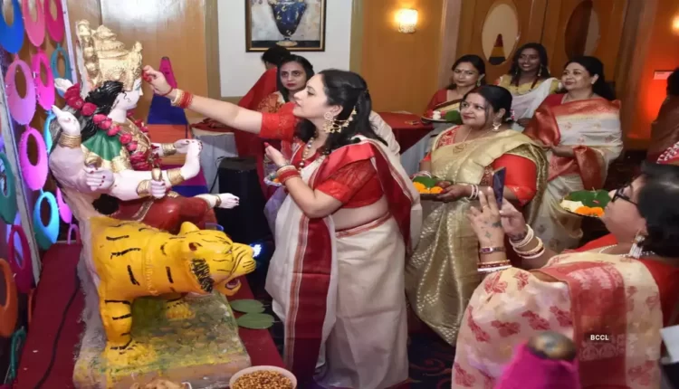 women celebrating Sindoor Khela in Jaipur