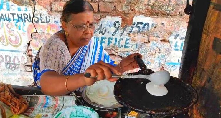 Sharda Chouragade, a single mother from Nagpur sold vegetables and worked as a domestic help before starting her stall in 2004.