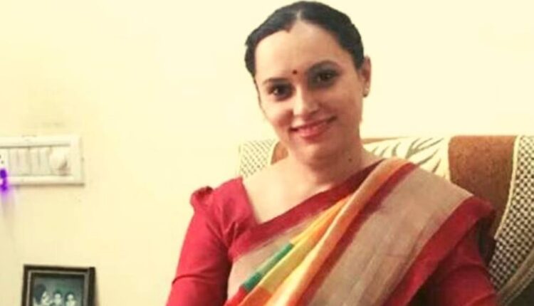 After Battling Dowry, This IAS Officer Topped The UPSC Sans Internet, Newspapers!
