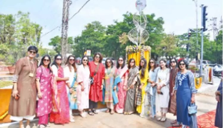 Mayor inaugurates flight, a sculptor celebrating women's power